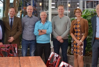 Op de foto v.l.n.r. : Hans Tigges (Wethouder), Frank Streng (Burgemeester), Danny Rood (KaRo), Piet Rood (KaRo), Arjan Rood (KaRo), Joset Fit (Wethouder), Jaap Zwaan (Directeur Gemeente Medemblik)